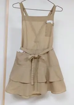 ベージュ フリル付きエプロン