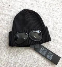 C.P. COMPANY ゴーグル付きニット帽 ブラック