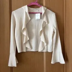 ストロベリーフィールズ　フリル付きアイボリー（ベージュ）ニットカーディガンボレロ