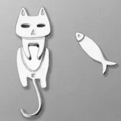 可愛い　ぐったり猫と小さな魚　ピアス　S925　シルバー　アクセサリー