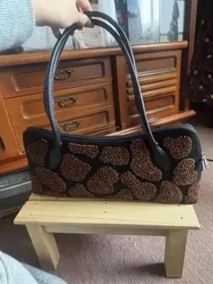 ビーズ装飾の黒いハンドバッグ