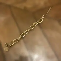 ゴールド チェーンブレスレット ツリーのチャーム付き