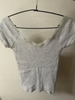 brandy melville グレー　VネックTシャツ