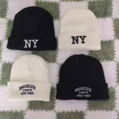 NY、BROOKLYNのロゴが入ったニット帽（両方共に白色は無着用）