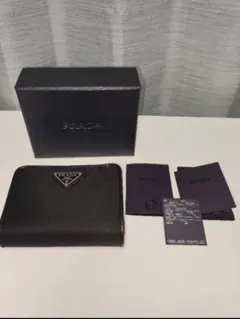 極美品　PRADA ブラック 二つ折り財布 サフィアーノトライアングル シルバー