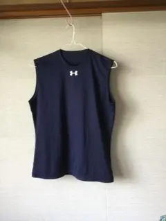 アンダーアーマー　ノースリーブTシャツ　ネイビー（通気性のあるポリエステル素材)