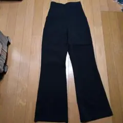 新品　美ライン黒いフレアパンツ ハイウエスト55〜74㌢位　S