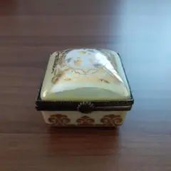 フェリシモ　HONITON LACEシリーズの小物入れ　陶器　レトロ