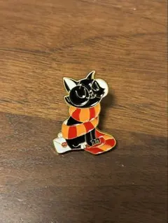 ハリー・ポッター　グリフィンドールカラーのマフラーを巻いた黒猫　ピンバッジ