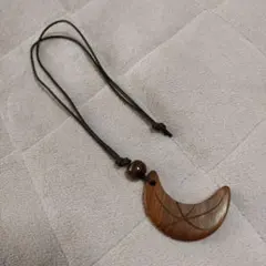 木製三日月型ネックレス