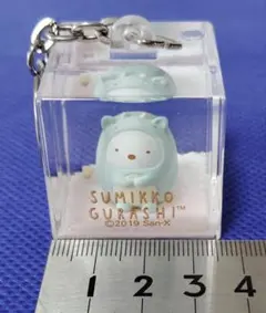 すみっコぐらし　スノードーム　キーホルダー　恐竜の着ぐるみを着たねこ？