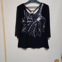 装飾付き黒の3/4袖トップス