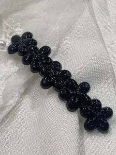 黒いフラワーデザインヘアクリップ