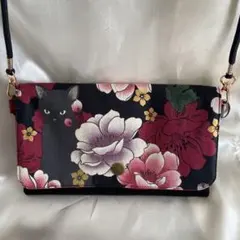 黒猫と花柄の布製ポーチ