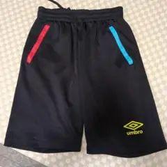 umbro 半ズボン 黒 赤青アクセント
