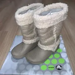 Crocs ベージュ ファー付きブーツ