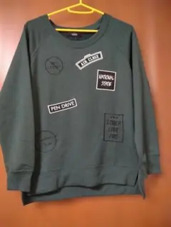 CASSE ダークグリーン パッチ付きトレーナー