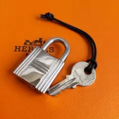 美品 エルメス シルバー Hロゴ カデナ 南京錠 鍵 チャーム キーリングのサムネイル