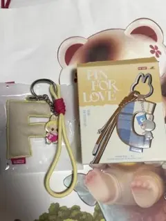 popmart pin for love イニシャル キーリング F