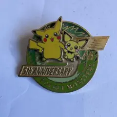 【レトロ・希少】ピカチュウ ピンバッジ お座りポーズ 初期デザイン風 ピカチュウ ポケモン ピンバッジ レトロ レア 昔 希少 かわいい グッズ
