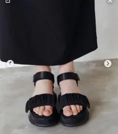 美品 emmi ギャザーストラップサンダルのサムネイル