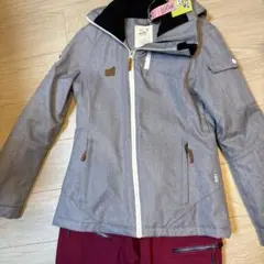 スキーウェアセット グレーのジャケットとワインレッドのパンツ