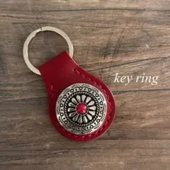 コンチョ付きキーリング　濃赤　キーホルダー　レザー　本革