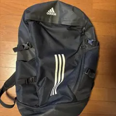 adidas ネイビーリュック 3本ラインデザイン