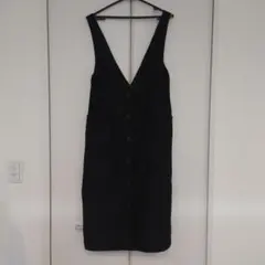 黒のVネックサロペット