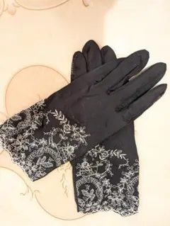 刺繍入り 手袋　ドライビンググローブ　日焼け止め加工　ブラックのサムネイル