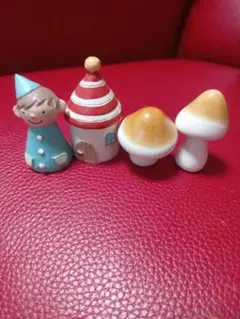 陶器製可愛らしい子どもと小さな三角お家とキノコ2個セットフィギュアセット