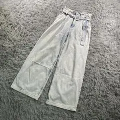 Bershka ハイウエスト ワイドデニムパンツ ベルト付き ライトブルー XSのサムネイル