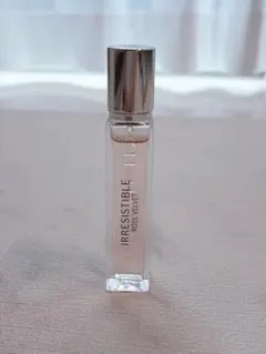美品　GIVENCHY IRRESISTIBLE ROSE VELVET 香水のサムネイル