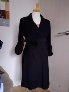H&M MAMA 黒のラップスタイルマタニティドレスのサムネイル