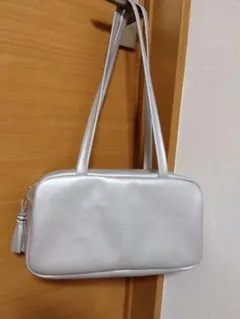 ショルダーバッグ　ボストンバッグ　合皮　ファスナー引き手チャーム　ハンドメイド