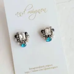 クリア&ターコイズブルーのビジューピアス