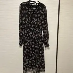 ゴゴシングス　花柄フリルネック黒ワンピース