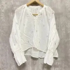 fredy emue フレディ エミュ　ブラウス　シャツ　シルバー　刺繍　フリルのサムネイル