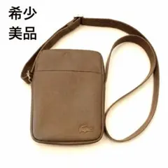 希少✨LACOSTE ショルダーバッグ バーティカルカメラバッグ ブラウンのサムネイル