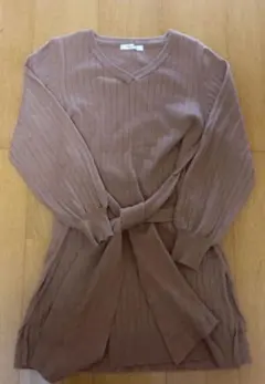 前結びニットベージュ Vネック リブ編み