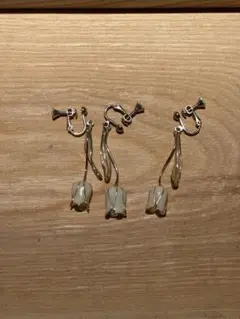 ホワイトフラワーデザインイヤリング 3ペア