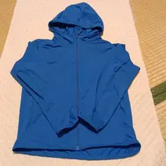 ユニクロ　ブルーパーカー