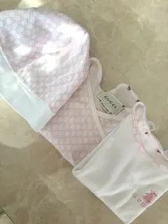 美品⭐︎GUCCI baby グッチベビー肌着2枚、帽子3点セット　6-9ヶ月のサムネイル