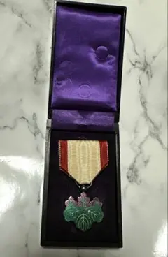 箱付き　勲八等白色桐葉章 勲章 アンティーク 当時物 バッジ 記章 徽