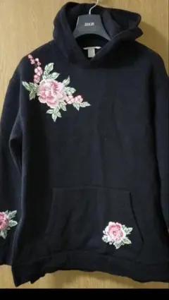 花柄刺繍 フード付きパーカー 黒　H&M