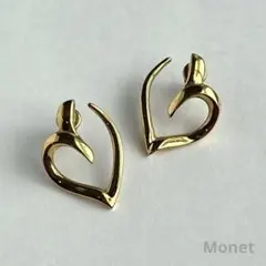 Monet ピアス ゴールド ハート 変形デザイン ヴィンテージ調 ロゴ刻印あり