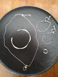 シンプルな幾何学デザインのアクセサリーセット