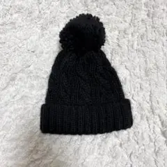 黒いポンポン付きニット帽