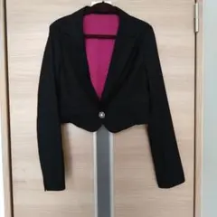 黒のジャケット 装飾ボタン付き