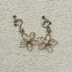 【美品】花形パール装飾イヤリング　ストーンマーケット